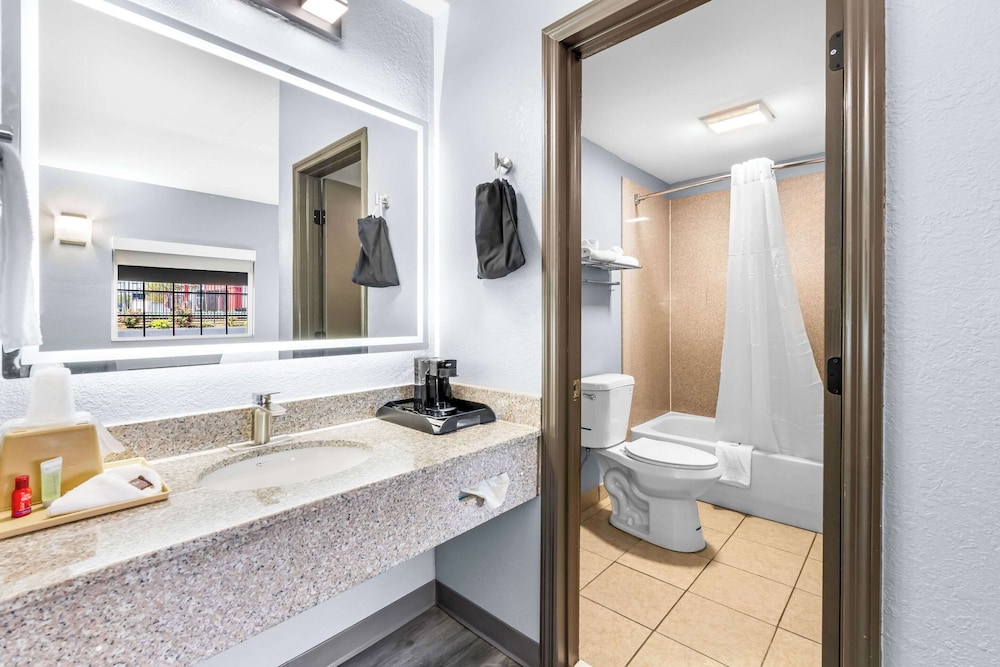Quality Inn Lawrenceburg, TN 28/31