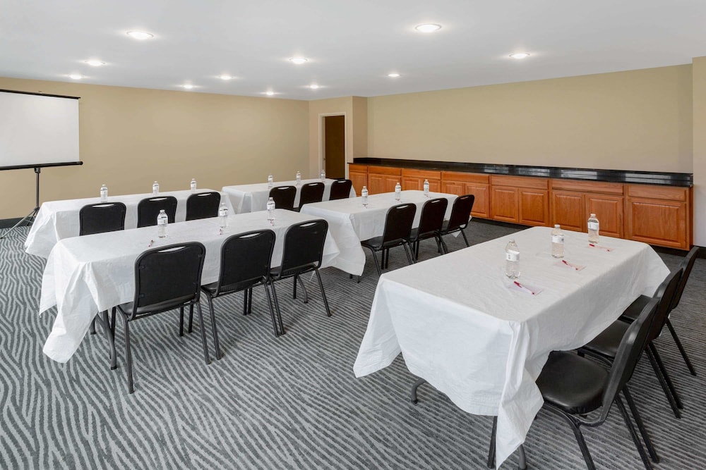 Ramada By Wyndham Hendersonville 15/22