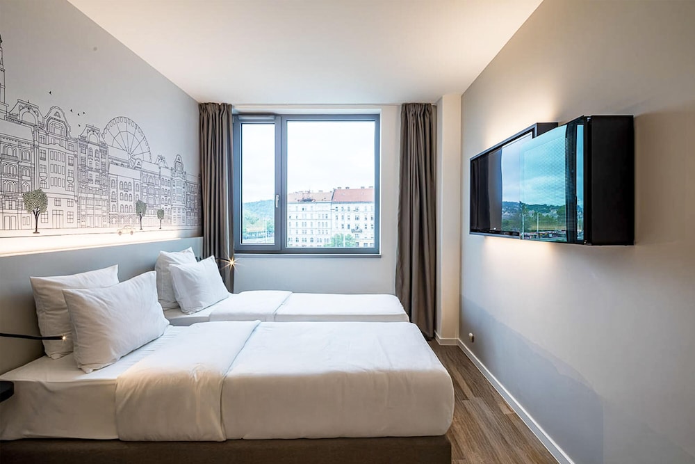 Room, Twin Beds, River View