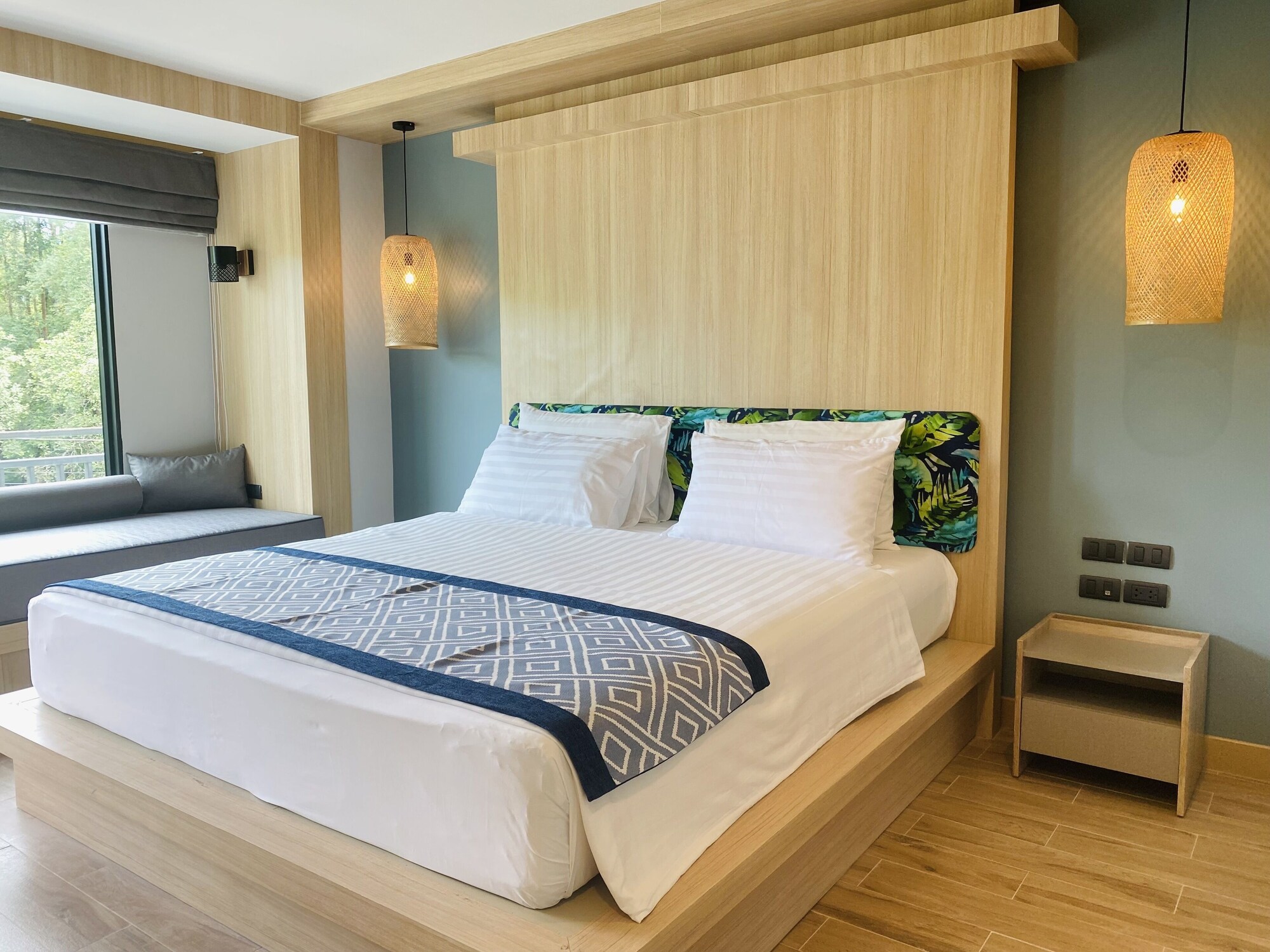 Deluxe, King Bed, Pool View
