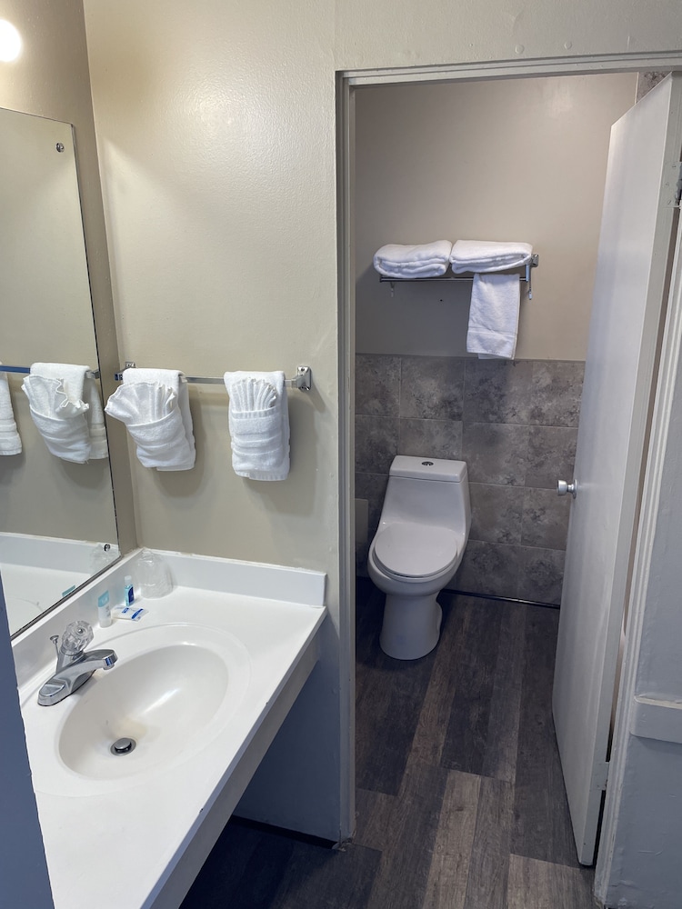 Motel Oasis Inn 52/56