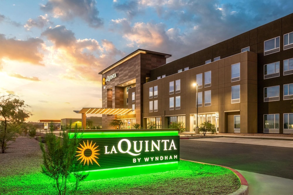 La Quinta Inn & Suites by Wyndham Phoenix near State Farm St 3/48