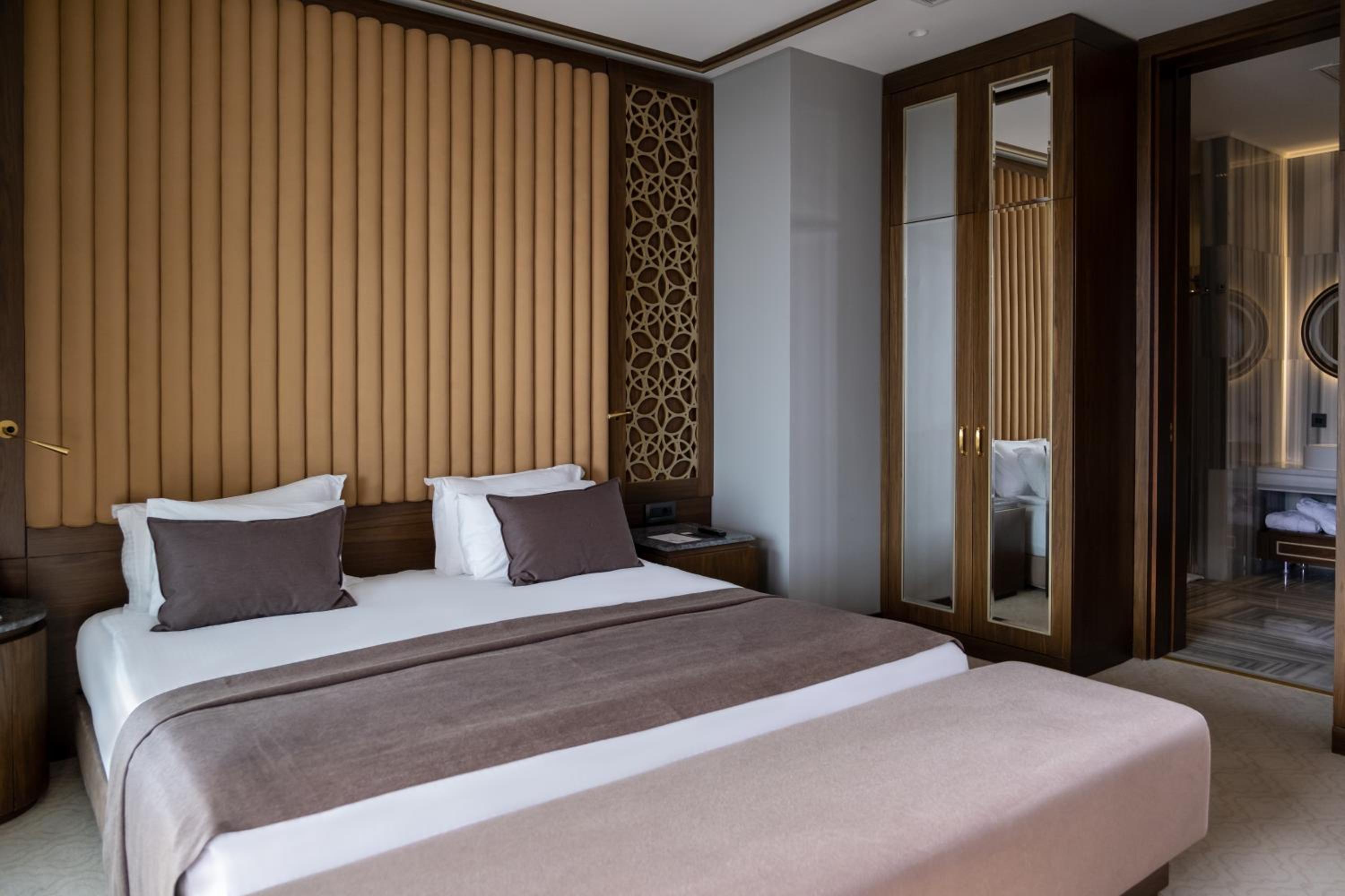 Master, Suite, City View