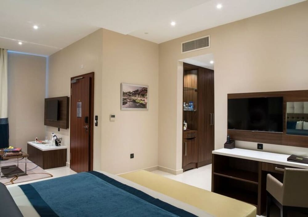 The Envoy Hotel 11/50