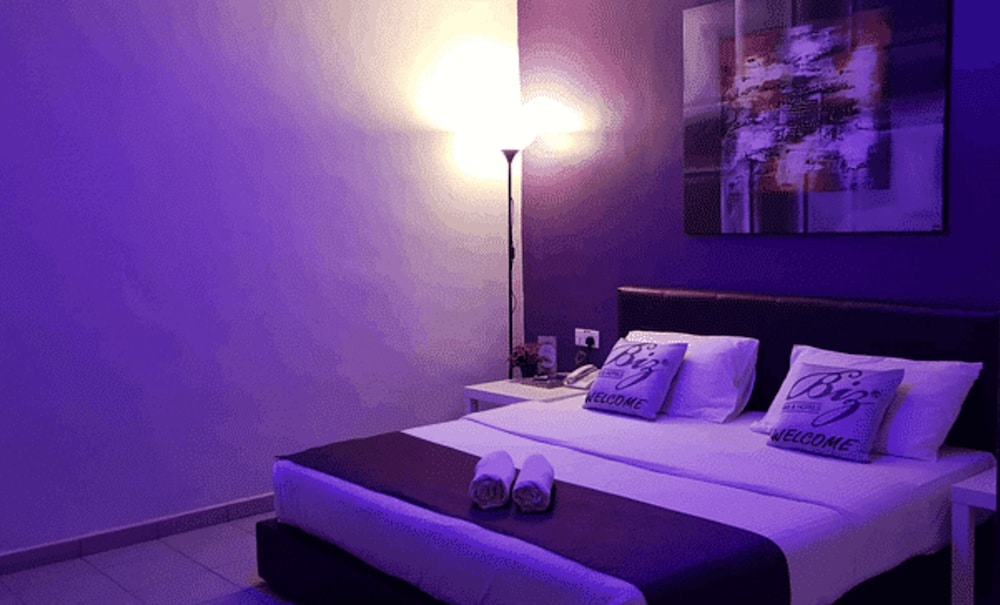 غرفة أساسية بسرير مزدوج