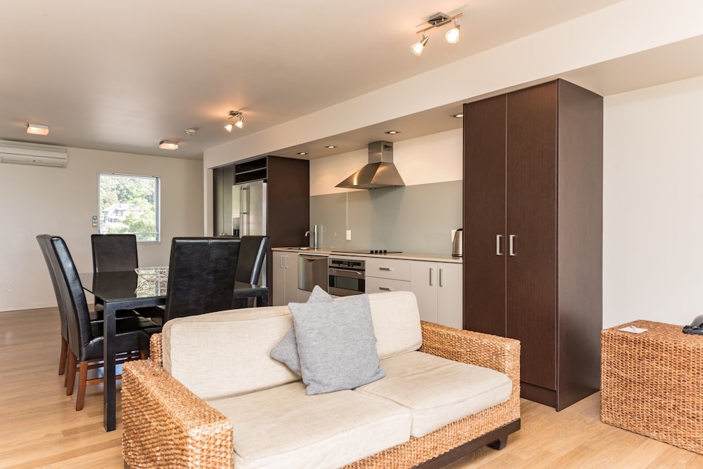 Sea Spray Suites 14/61