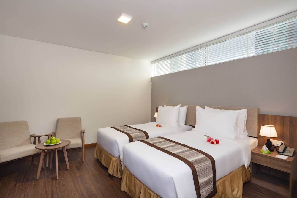 DELUXE, DOUBLE OR TWIN BED, NO WINDOW