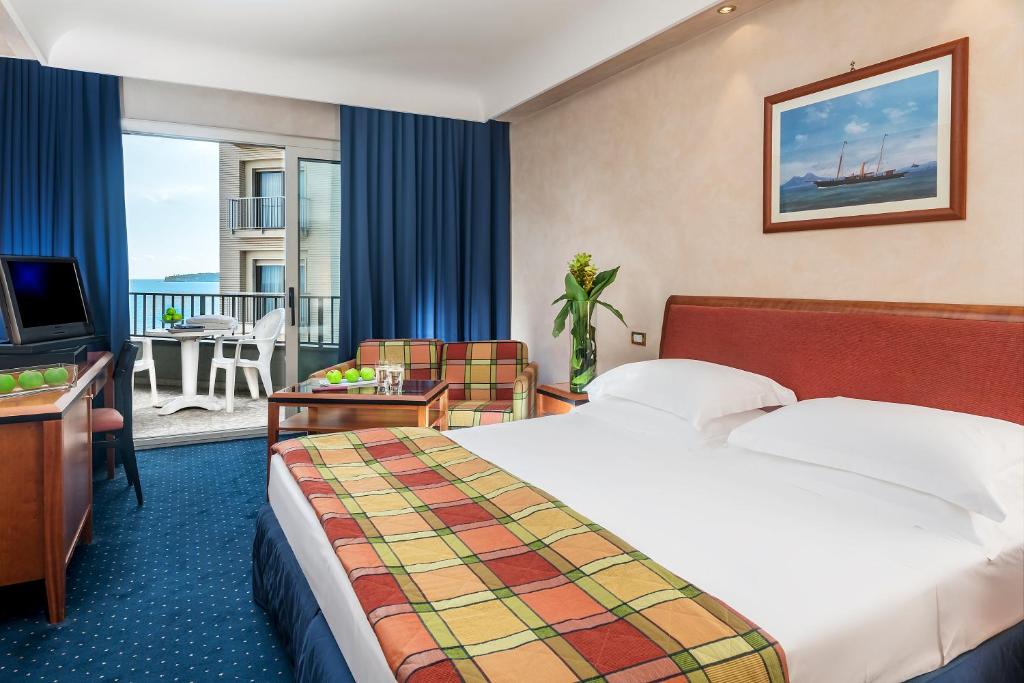 Plus, Triple, Partial Sea View