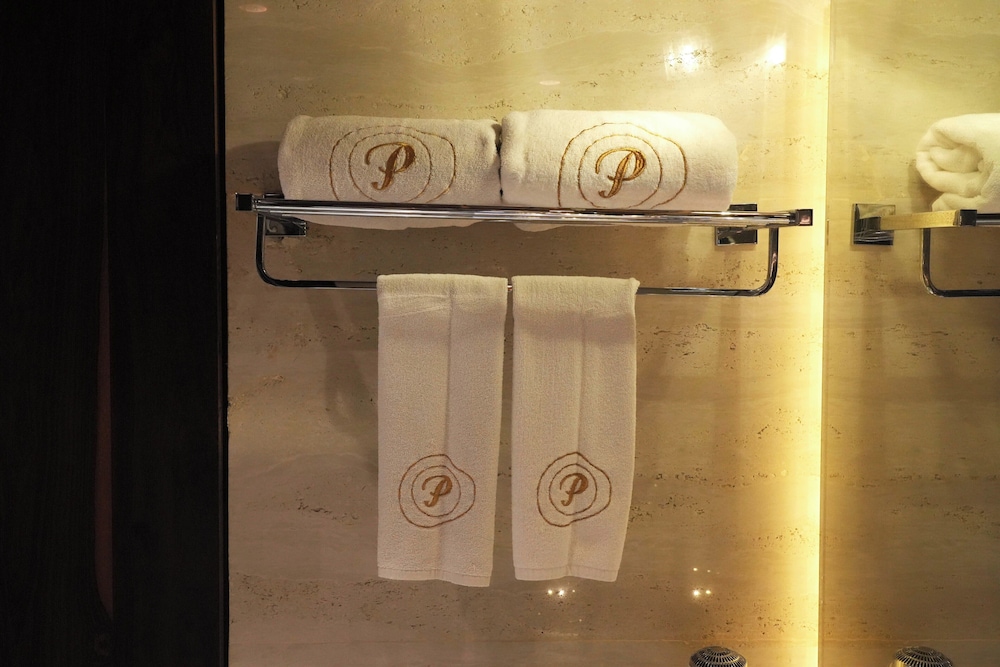 Peninsula Redpine Mumbai 7/58