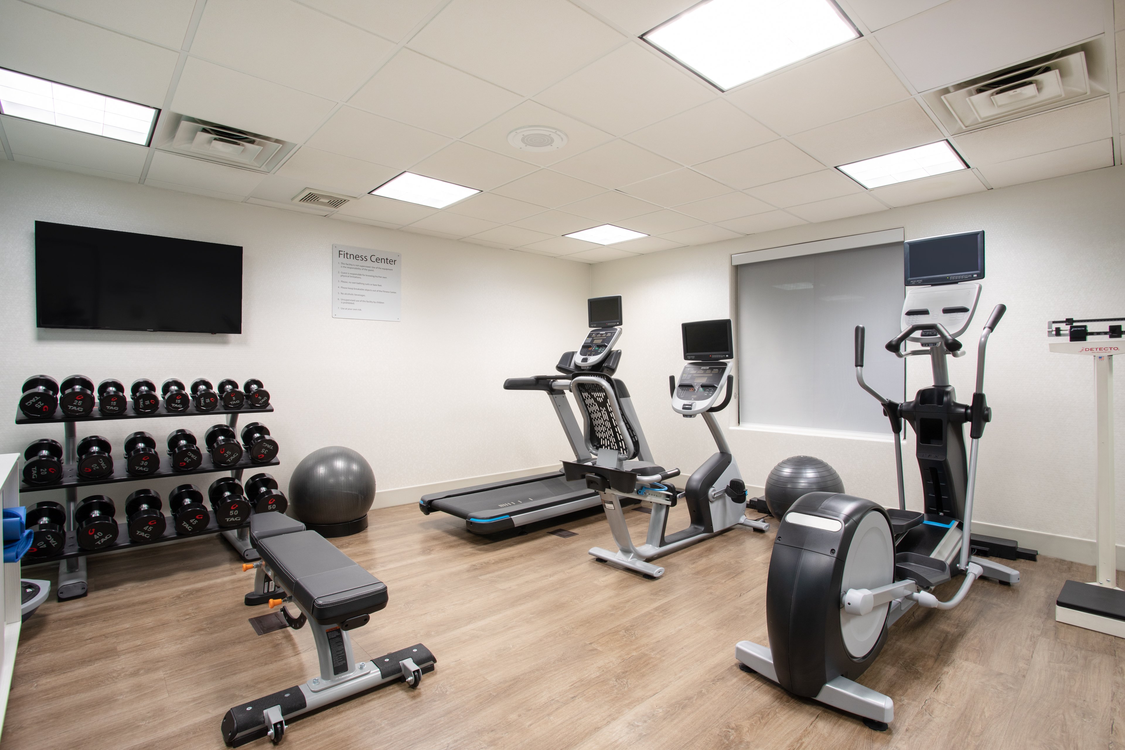 Holiday Inn Express & Suites Phoenix - Glendale Sports Dist 34/63