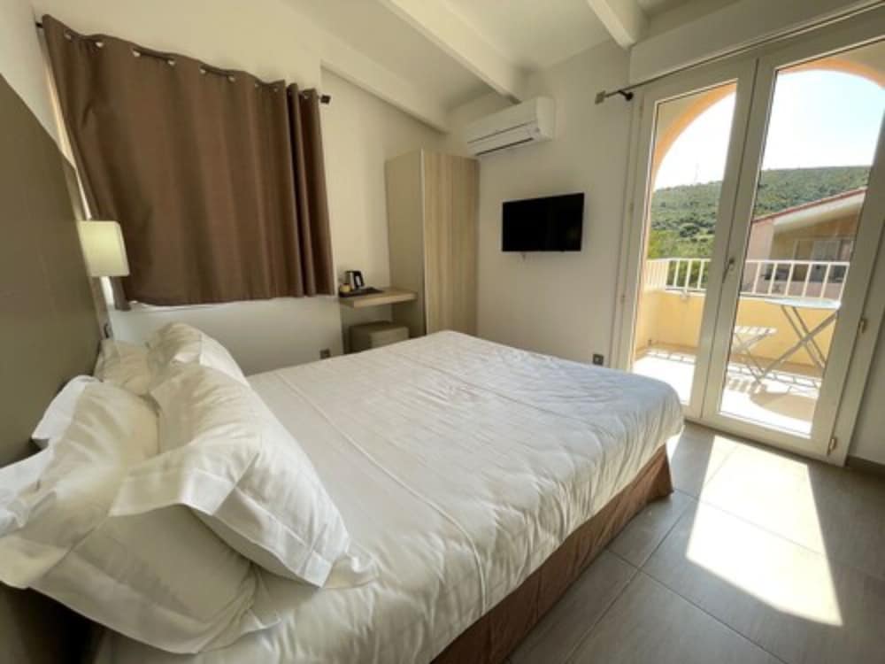 HOTEL L'ESCALE COTE PORT 13/42