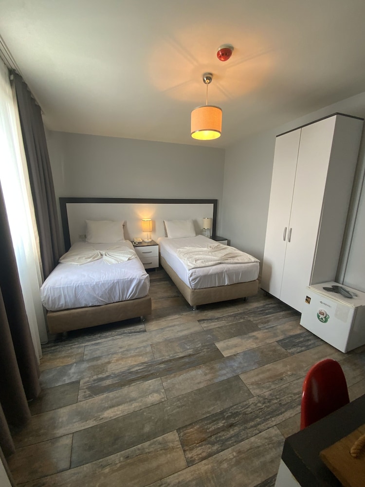 Eva Otel 8/50