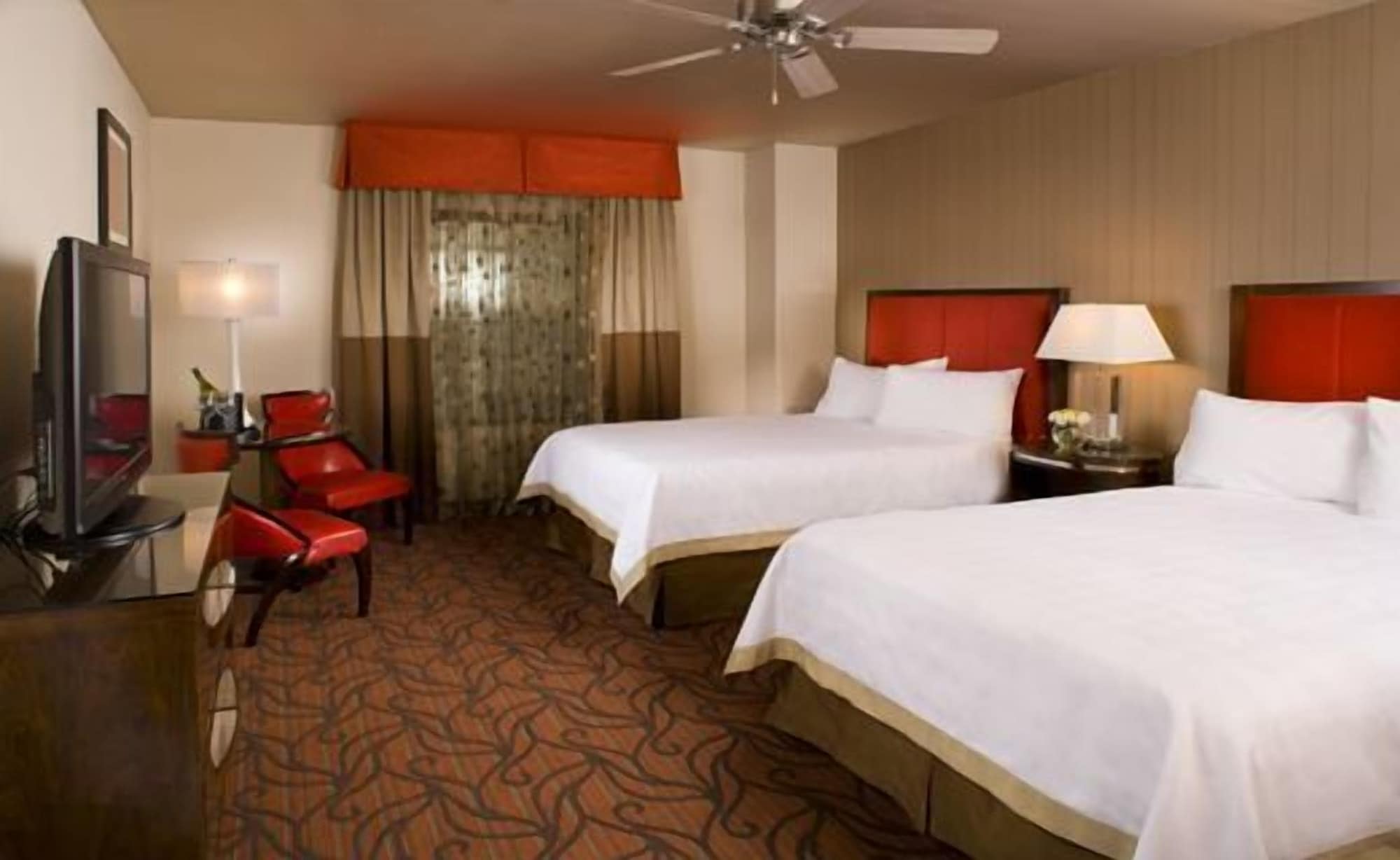 DELUXE, 2 QUEEN BEDS, SMOKING