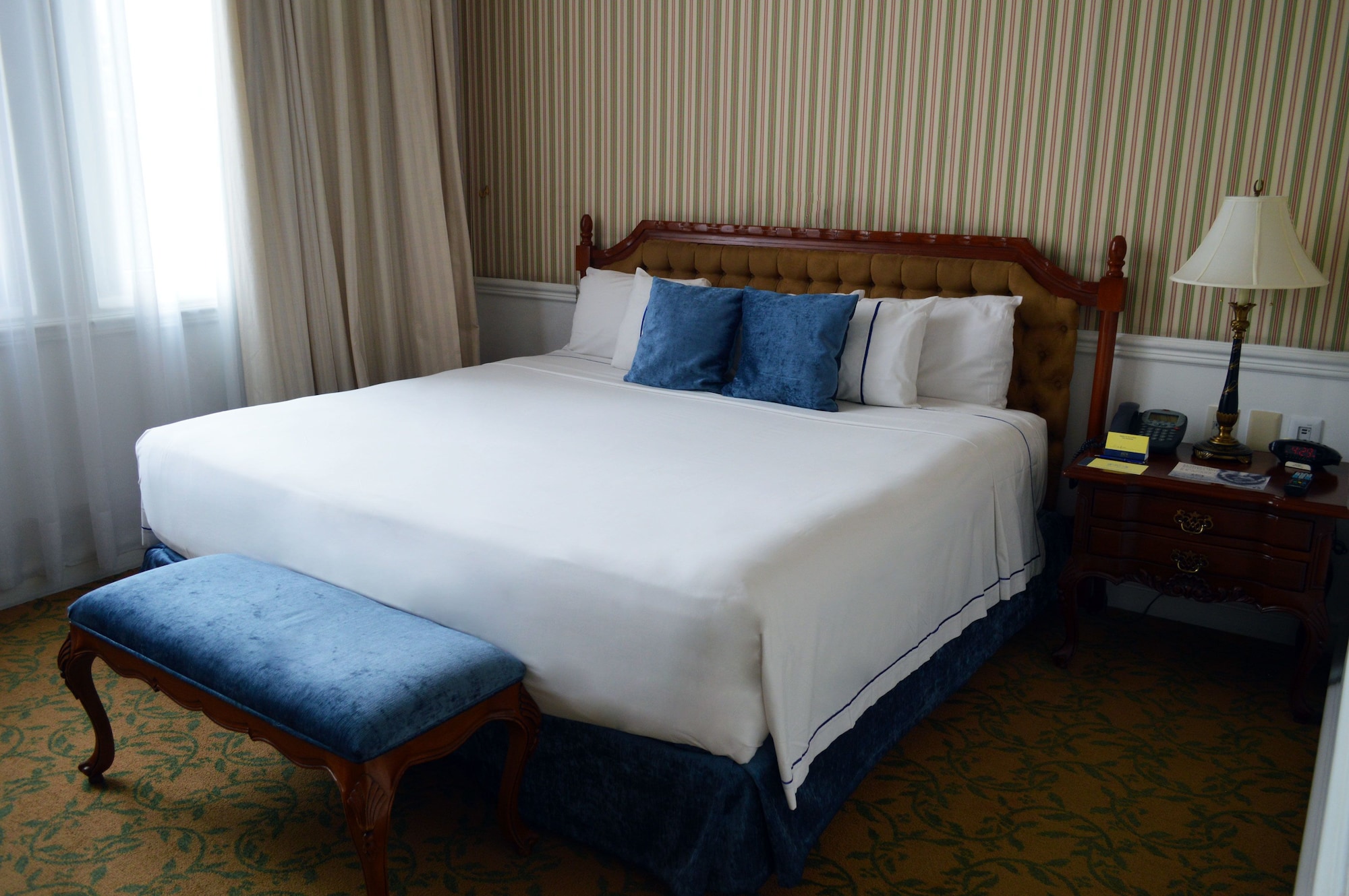 DELUXE, KING BED