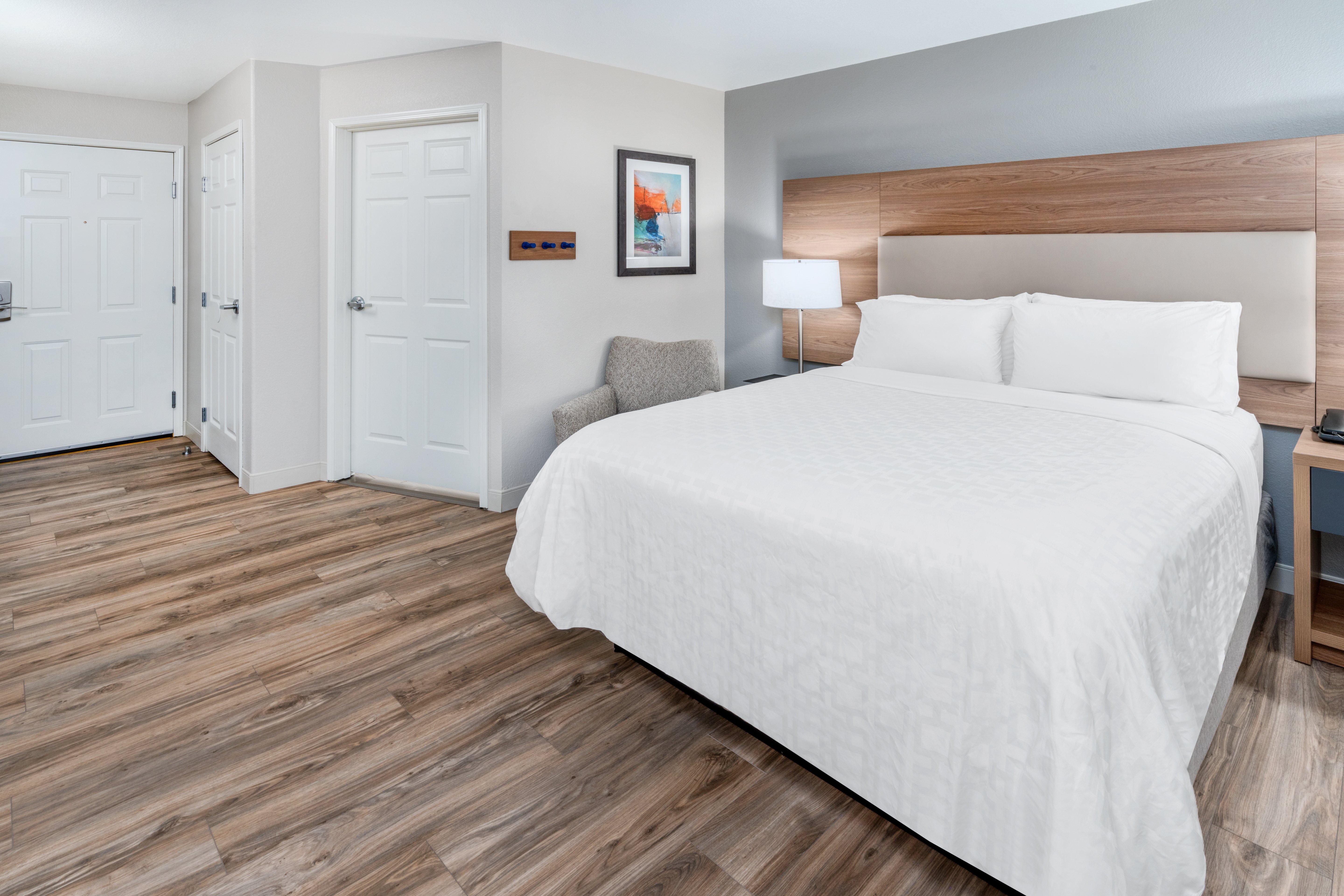 Studio, Queen Bed, Accessible