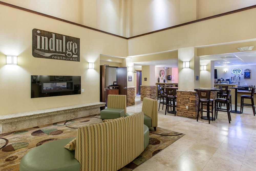 The Oaks Hotel And Suites 35/43