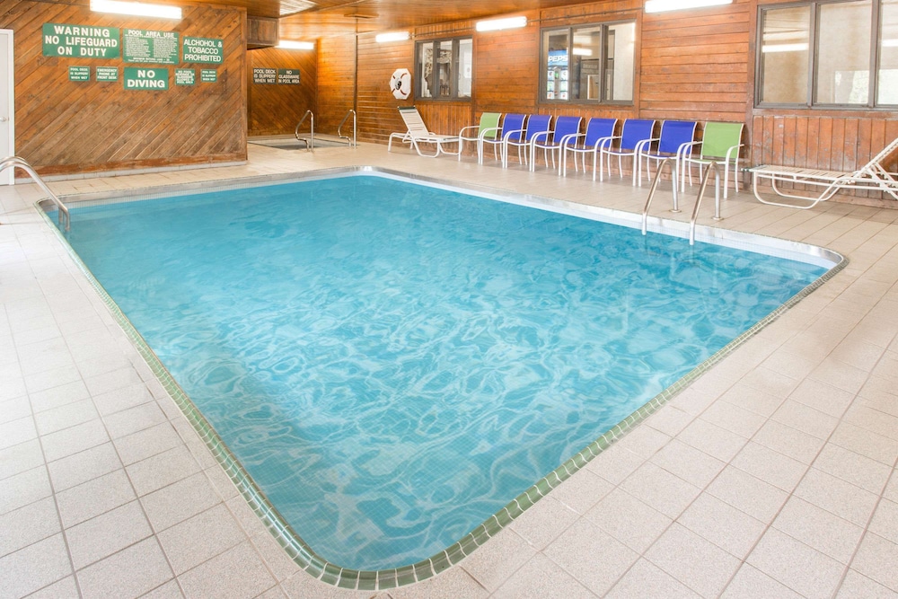 Days Inn & Suites by Wyndham Davenport East 28/39