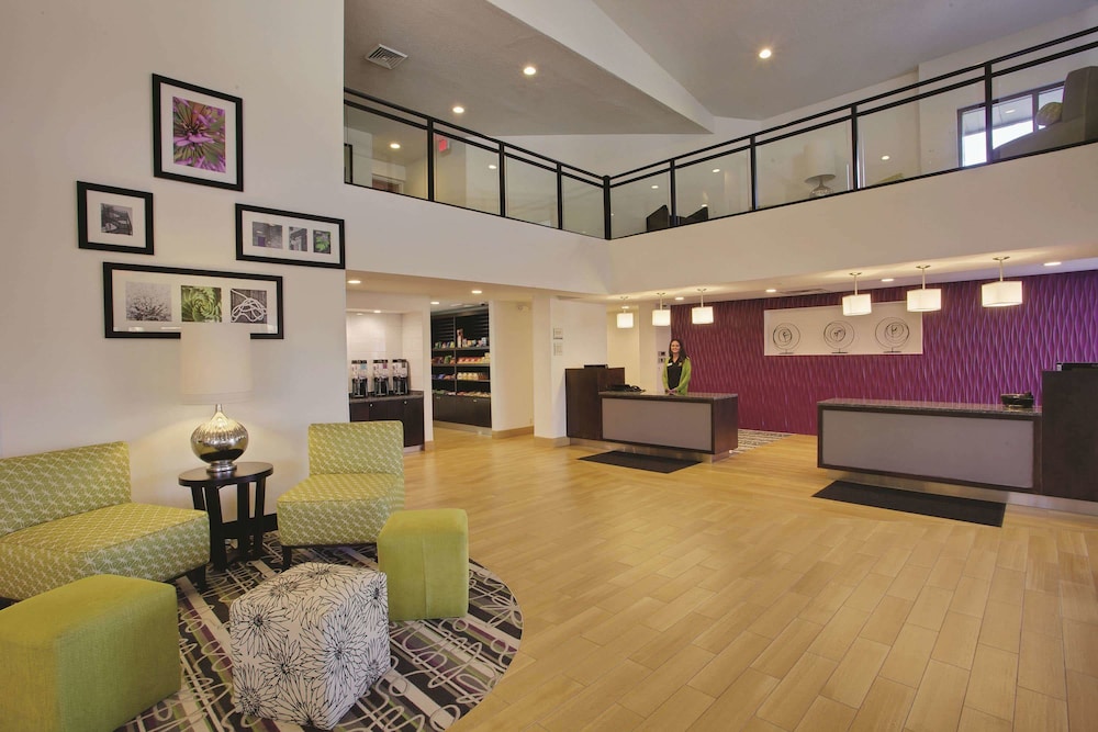 La Quinta Inn & Suites by Wyndham Detroit Metro Airport 38/55