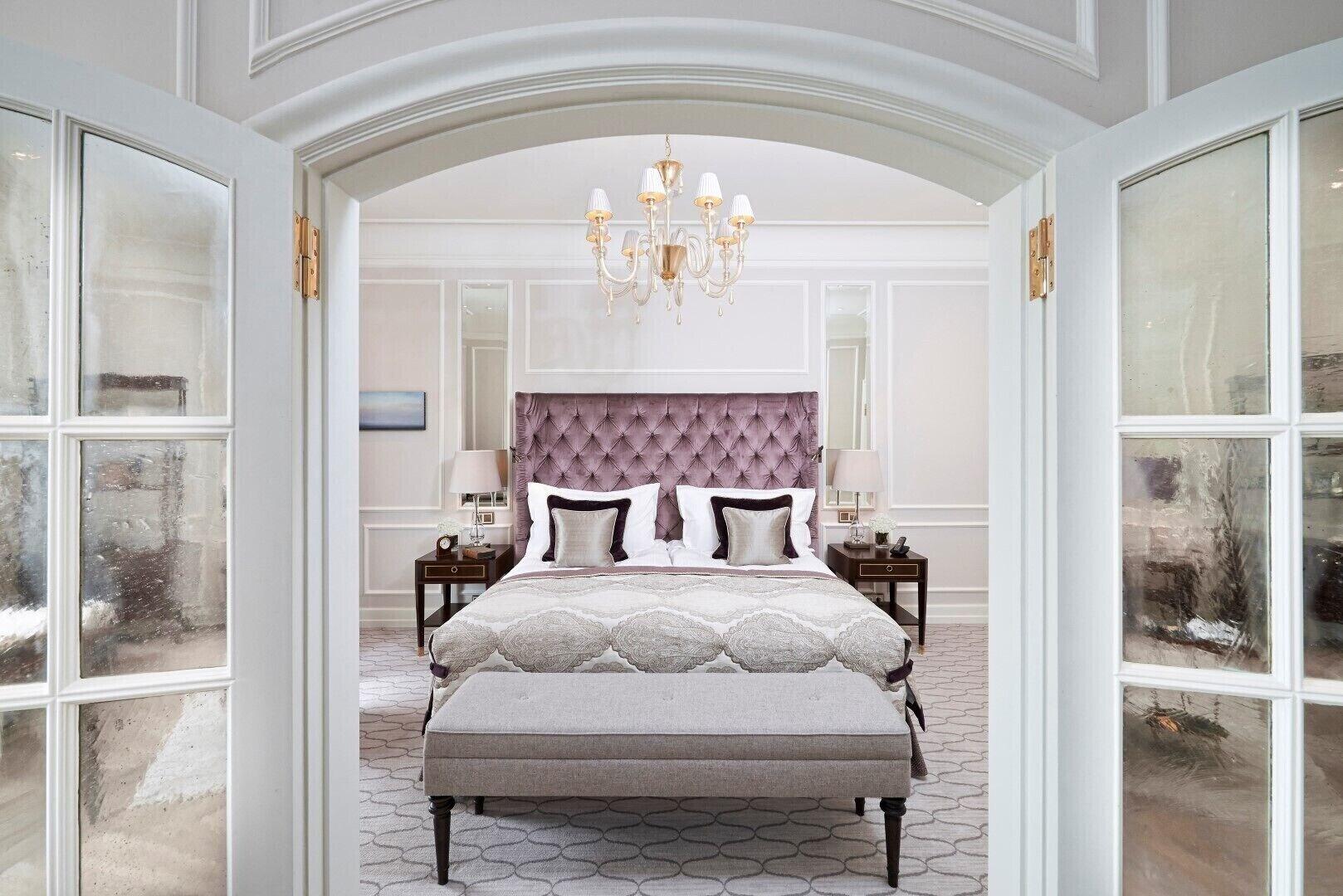 1 Bedroom, Celebrity, Suite, King Bed, Lake View, Living Area