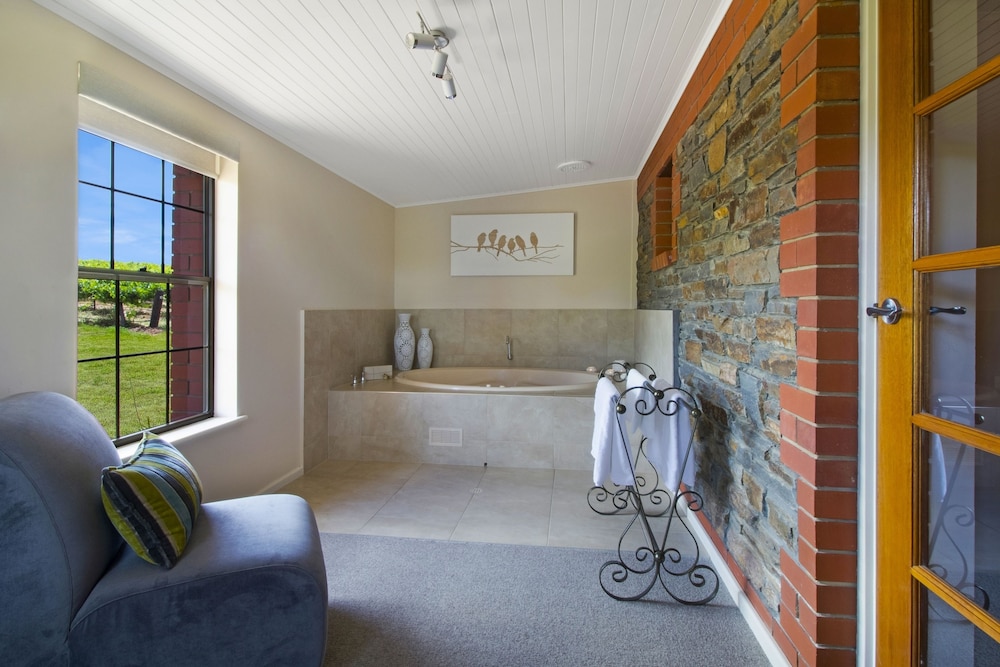 Stonewell Cottages & Vineyards 50/50