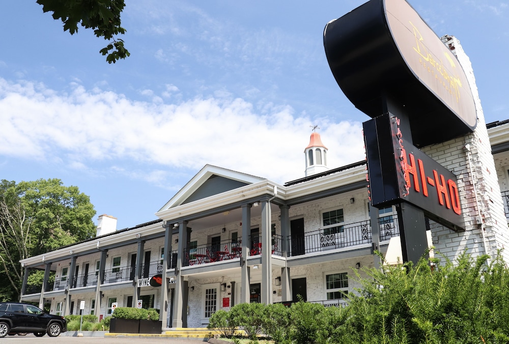 Hi-Ho: A Hi-Tech Hotel 2/44