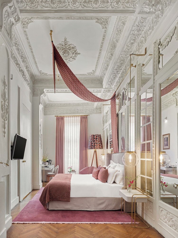 Mr. Cas Hotels 30/67
