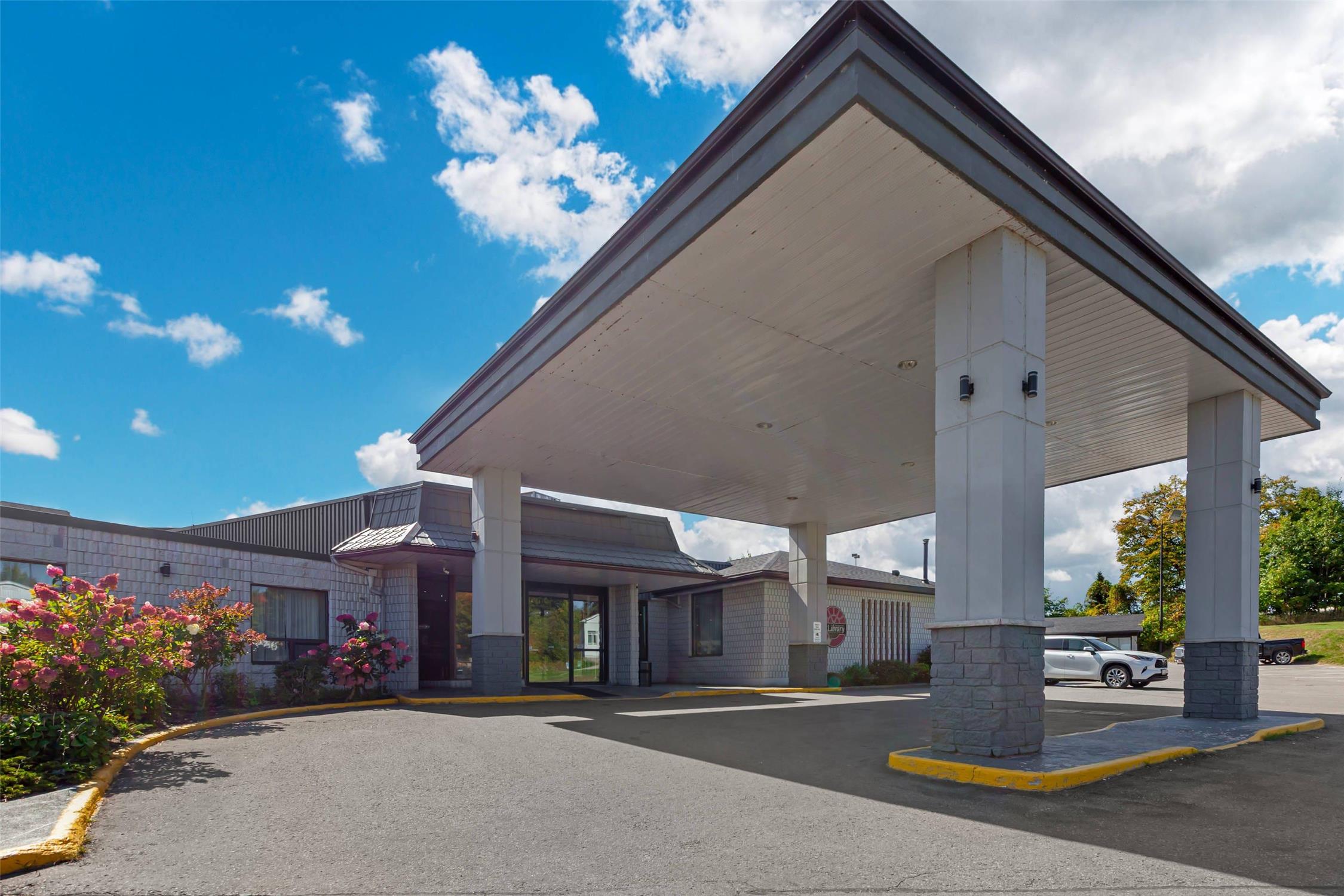 Quality Inn & Conference Centre Midland 53/54