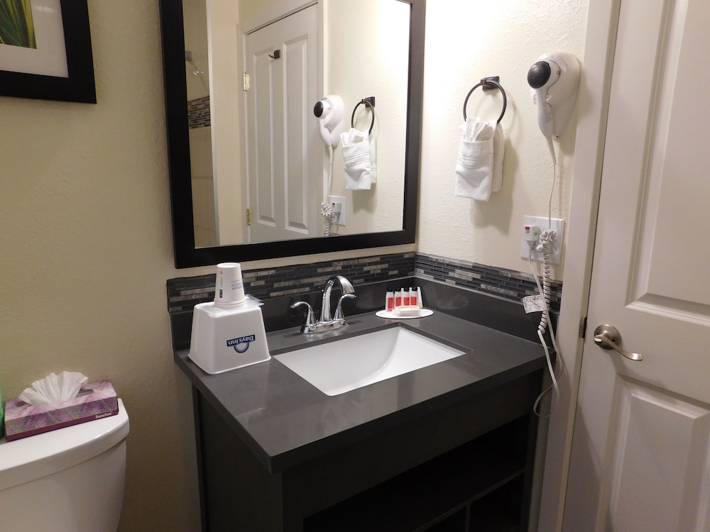 Days Inn By Wyndham Monterey-Fisherman's Wharf Aquarium 12/18