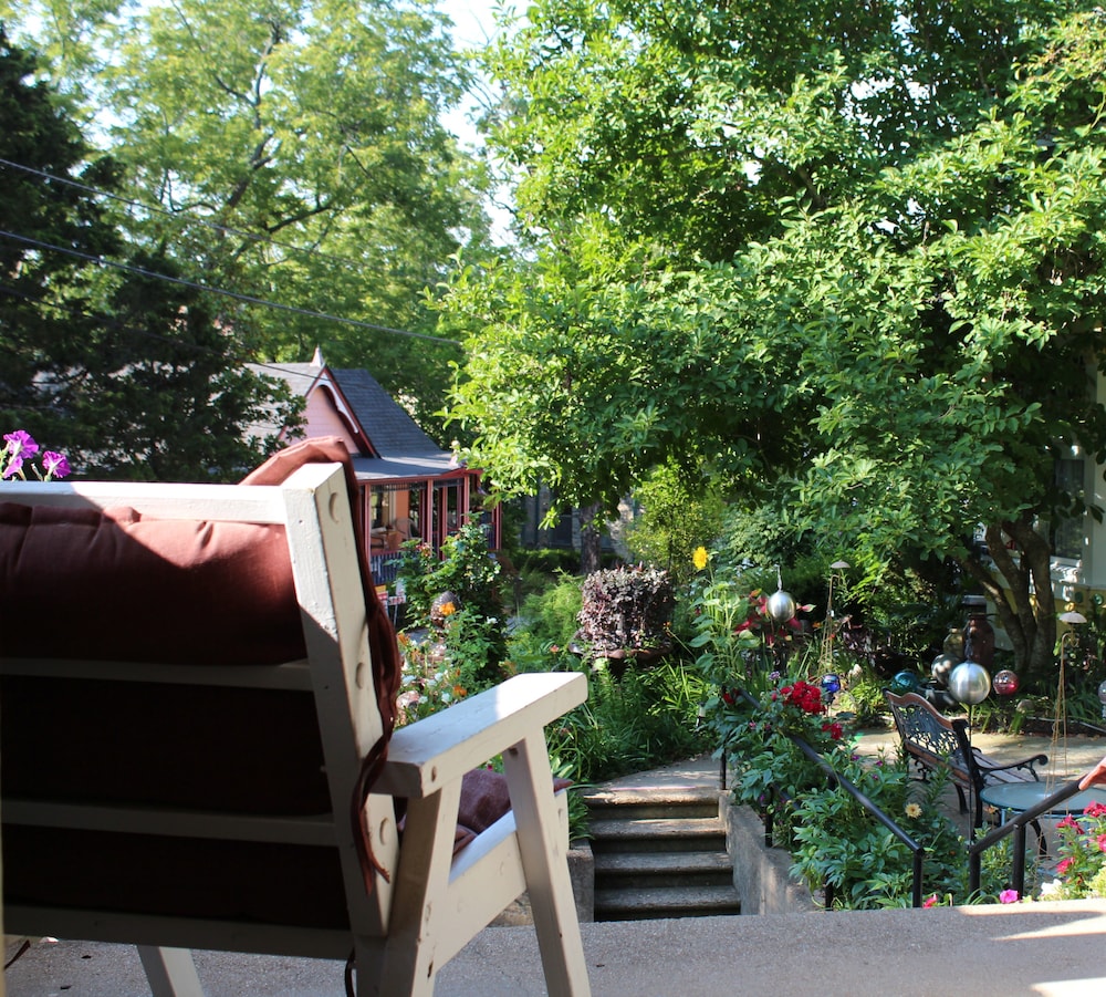 All Seasons Inn Eureka Springs 43/50