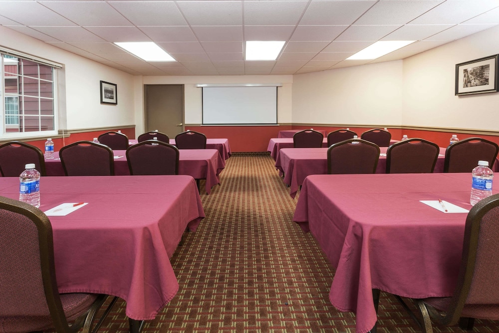 Ramada By Wyndham Portland 34/35