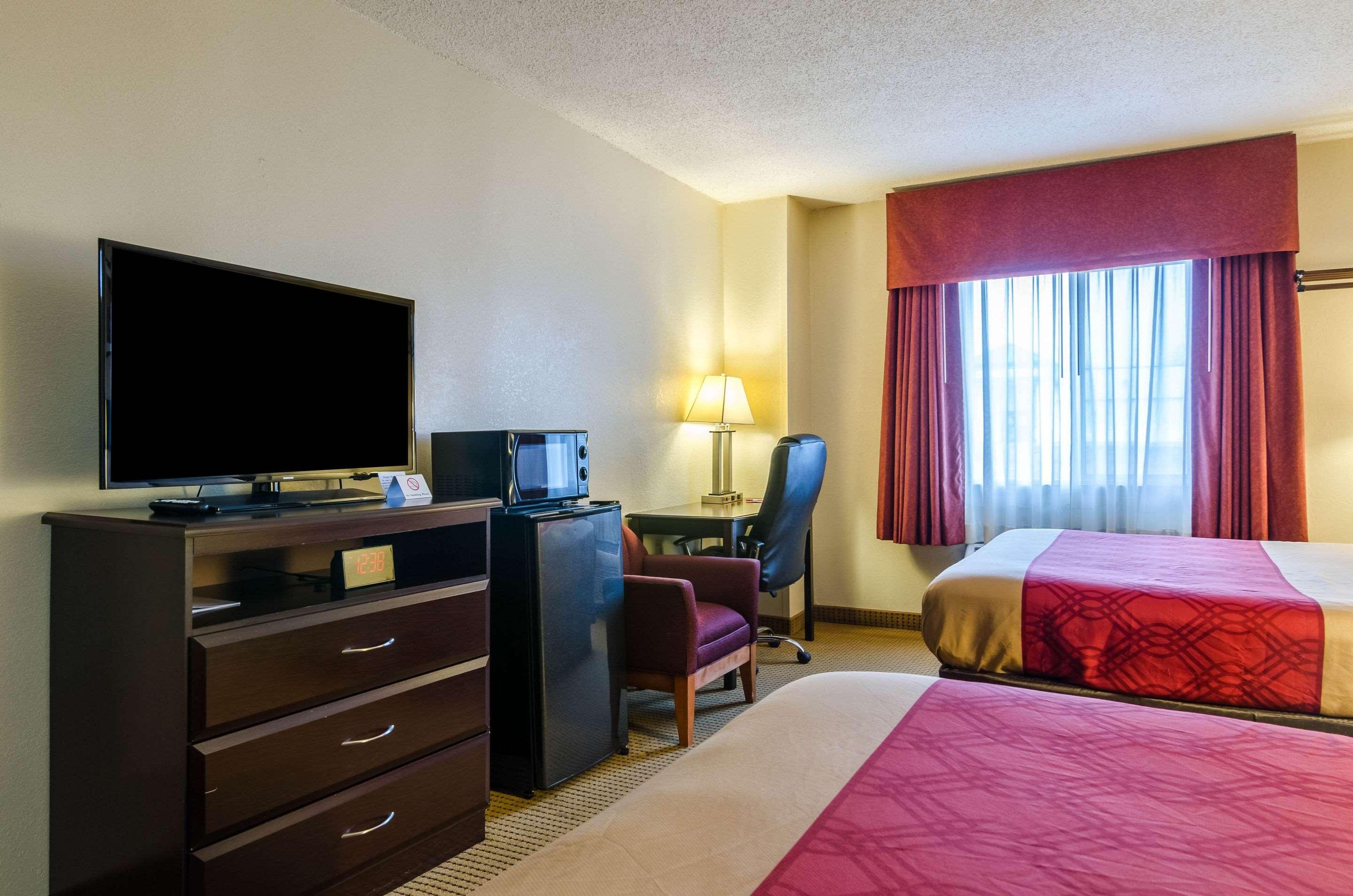 غرفة بسريرين كوين للمدخنين، Econo Lodge Lexington, NE 3/3