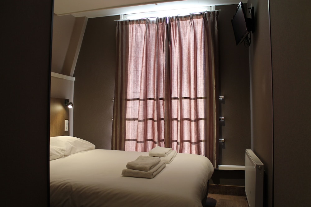 Hotel Blossoms 32/48