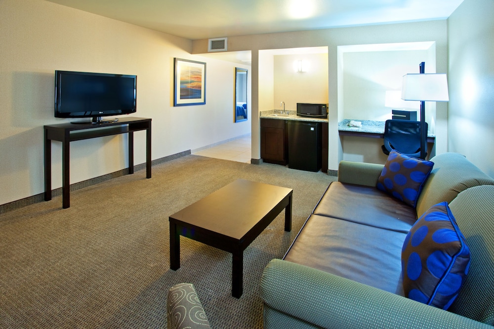 Holiday Inn & Suites Phoenix Airport 50/79