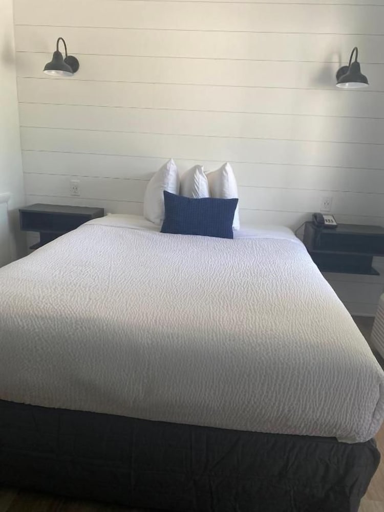 Bedtime Inn & Suites 19/28