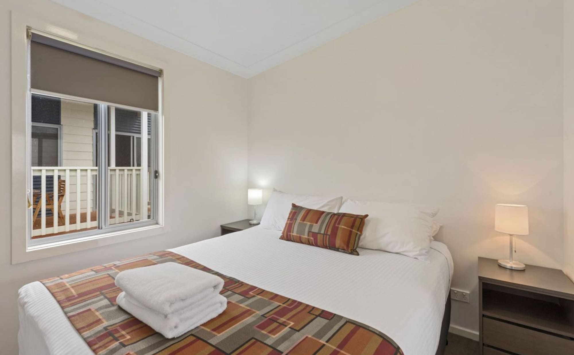 كابينة ديلوكس بسرير كينج وسرير كوين بغرفتي نوم، Discovery Parks - Adelaide Beachfront 2/4