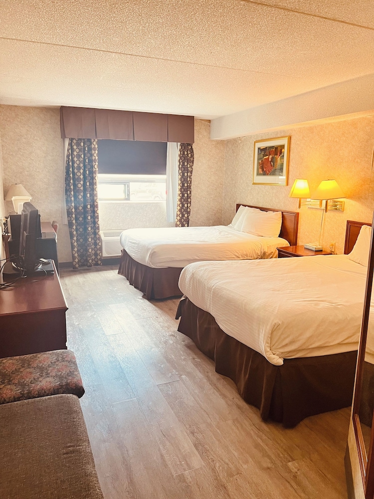 Lexington Inn & Suites Windsor 16/51