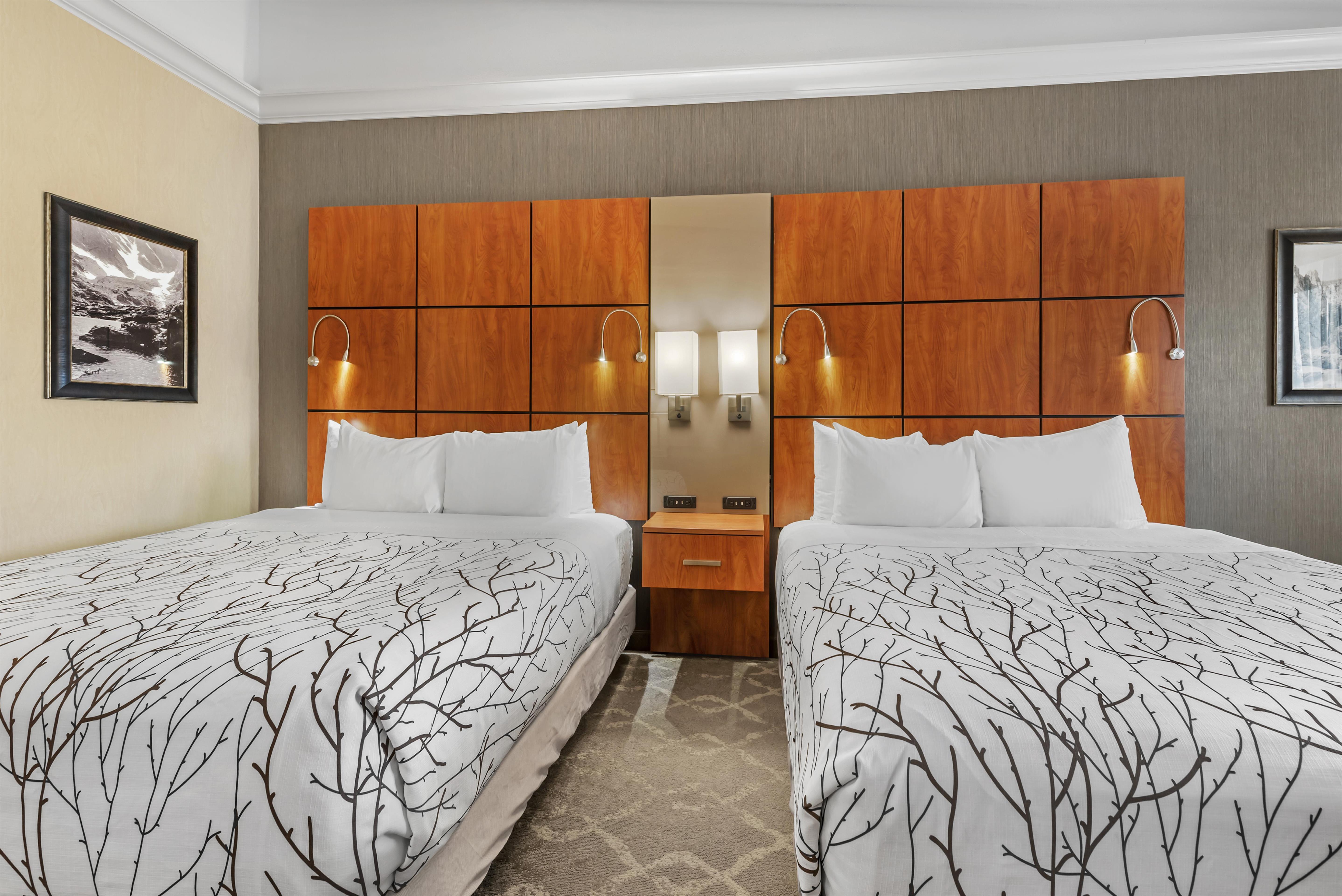2 Bedrooms, Suite, 3 Queen Beds, 2 Bathrooms