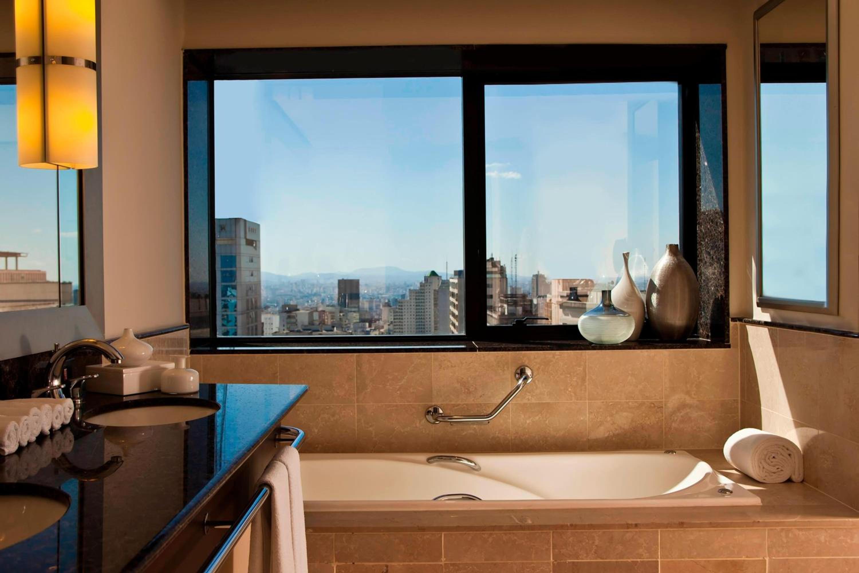 Madison, Suite, King Bed, City View, Club Floor