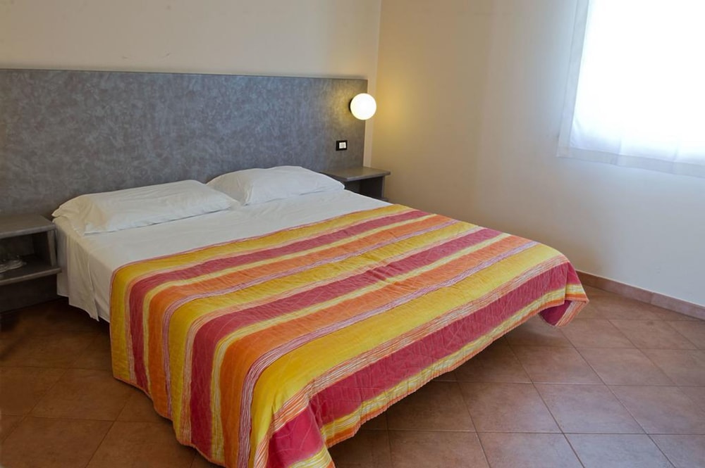 ROOM, DOUBLE BED