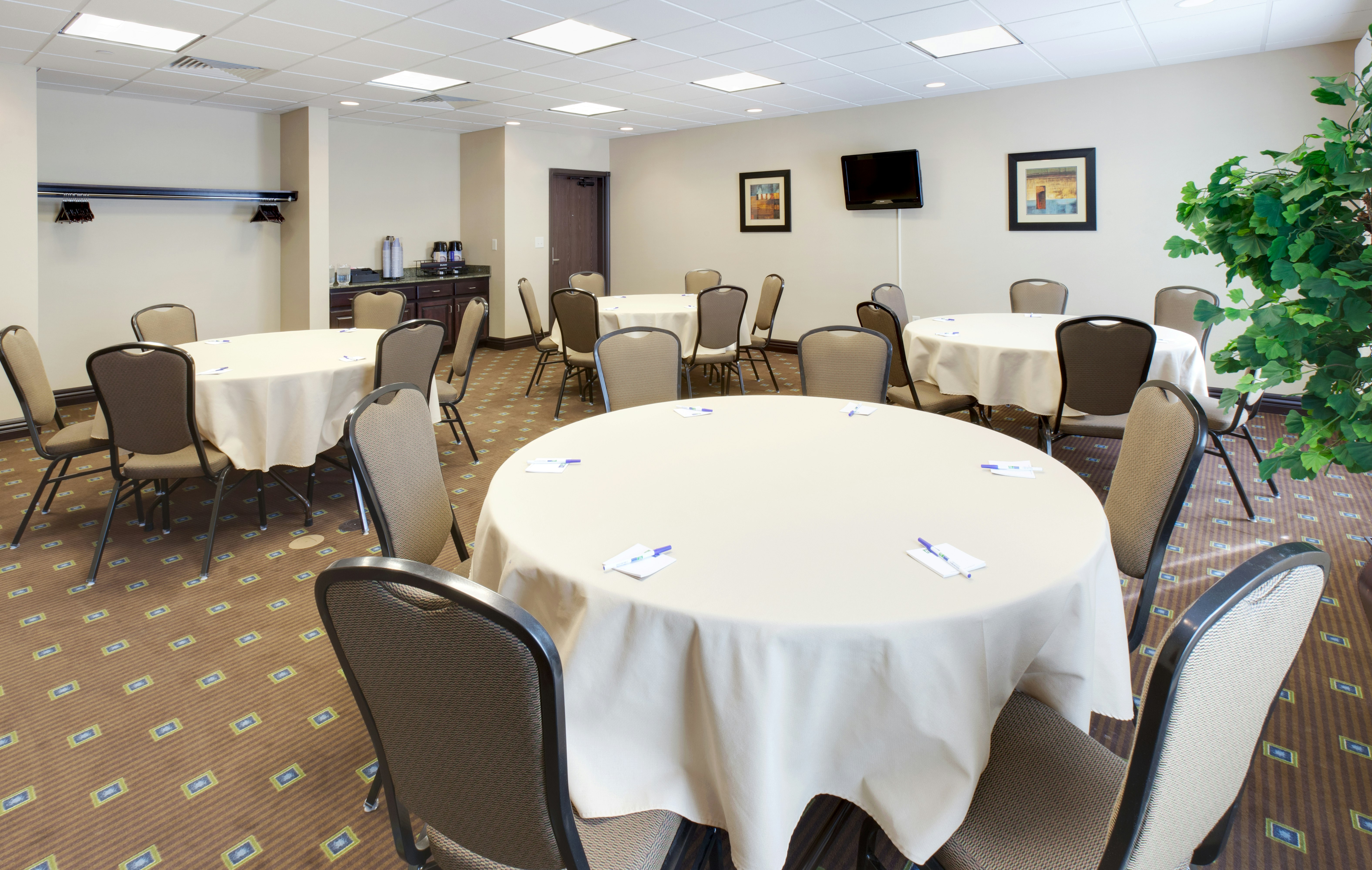 Holiday Inn Express Hotel And Suites Omaha I 80 49/53