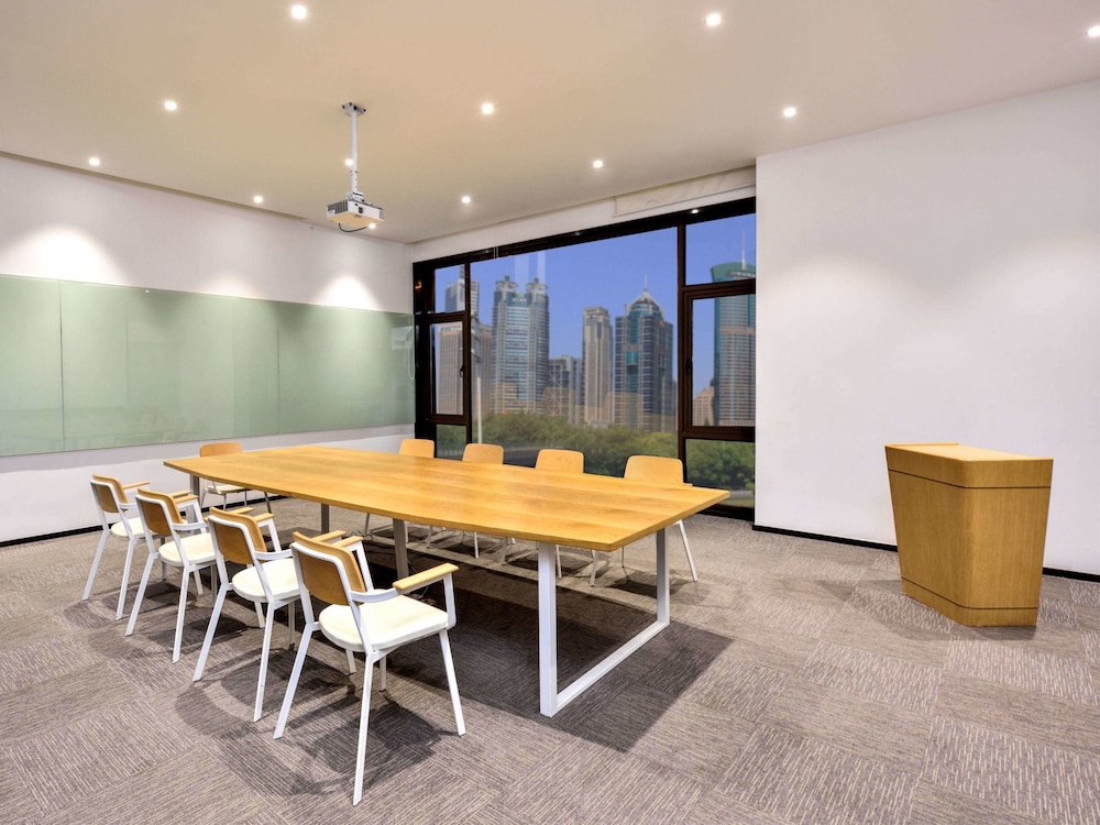 IBIS Shanghai New Hongqiao Hotel 64/68