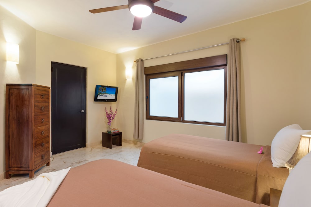 El Taj Oceanfront & Beachside Condo Hotel 34/74