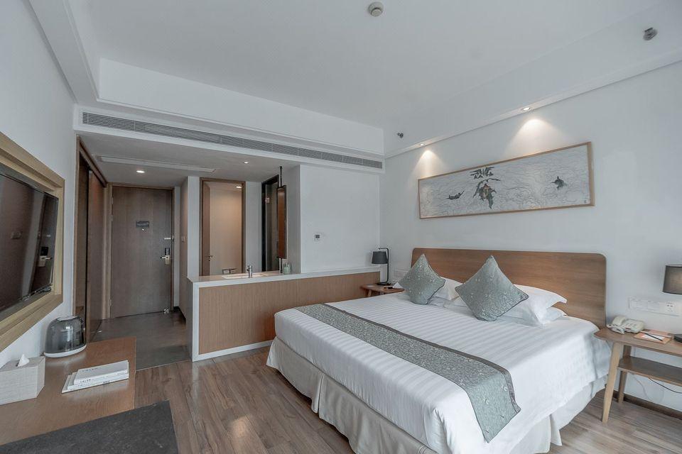Elegant, Queen Bed