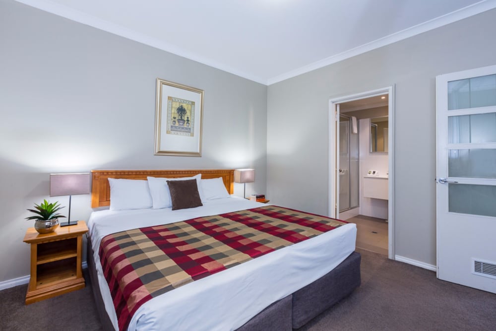 MONT CLARE BOUTIQUE APARTMENTS 6/21