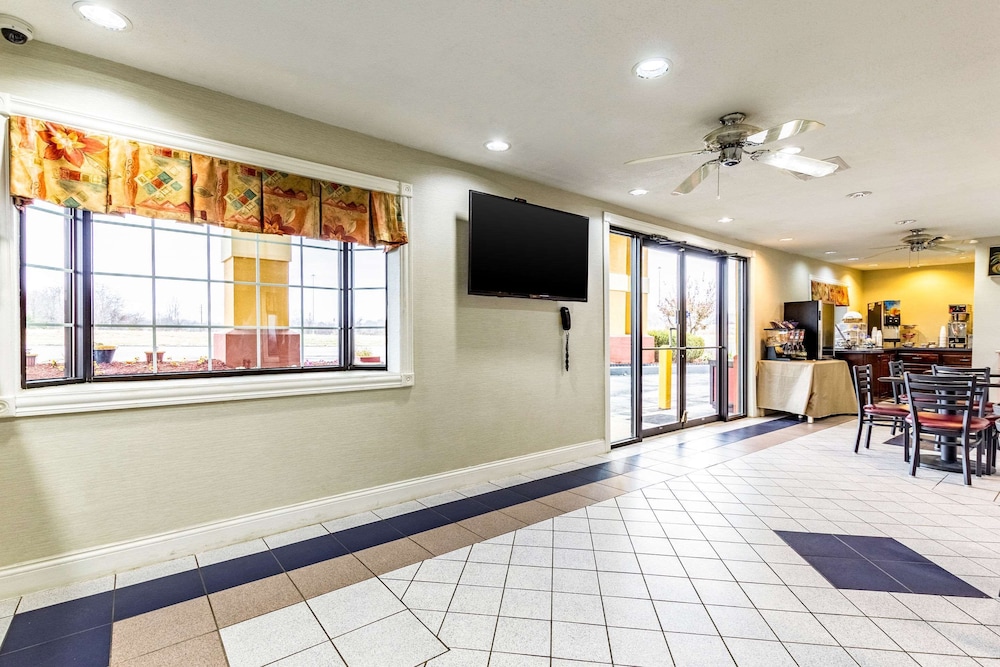 Econo Lodge Berea 26/37