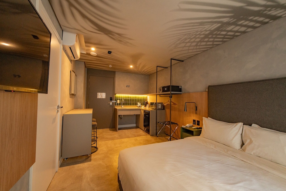 Suite, Queen Bed, Accessible