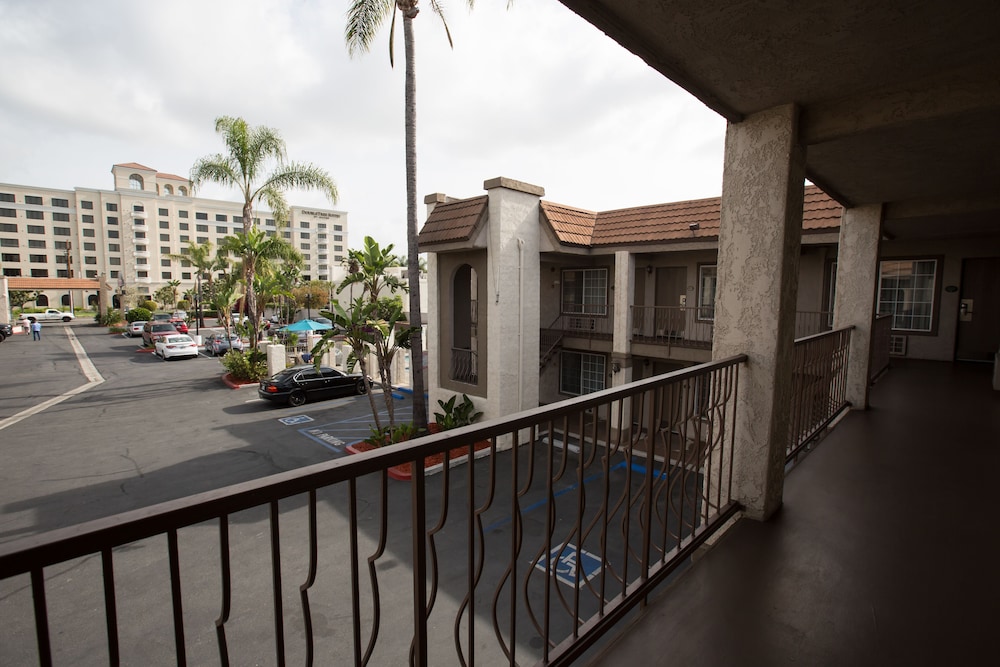 Queens Inn Anaheim 50/57