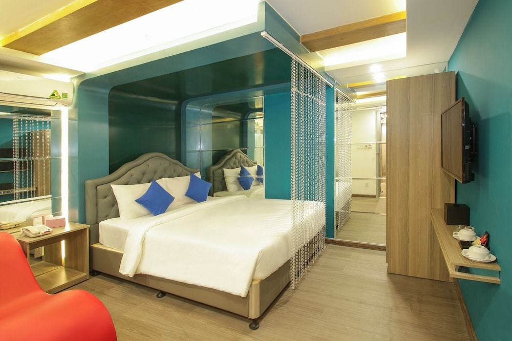 Cupid Hotel 10/72