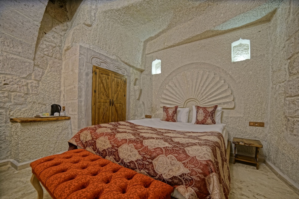 Risus Cave Suites 15/55