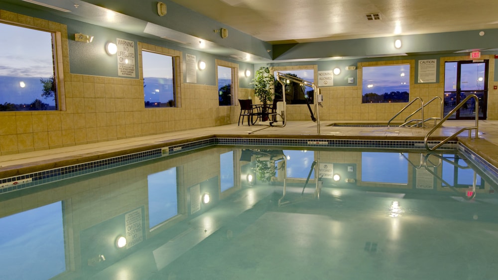 Holiday Inn Express Suites Sioux Center 5/68